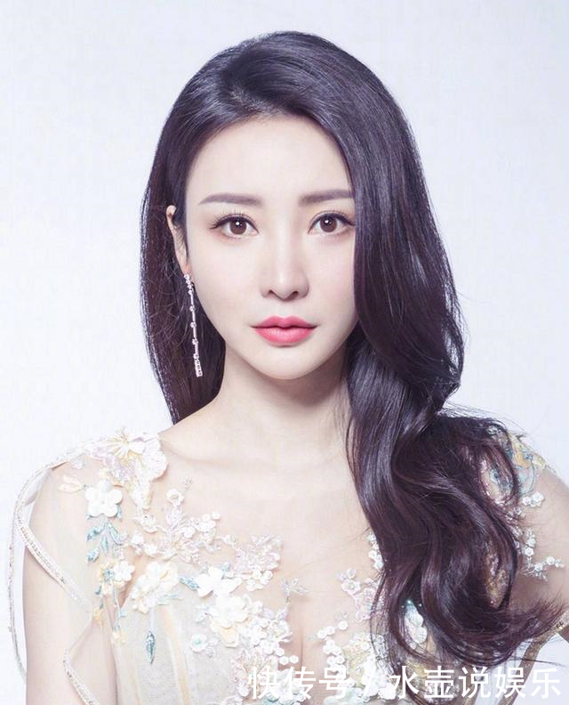 柳岩张柏芝都是80年出生的女星,同穿金色连衣