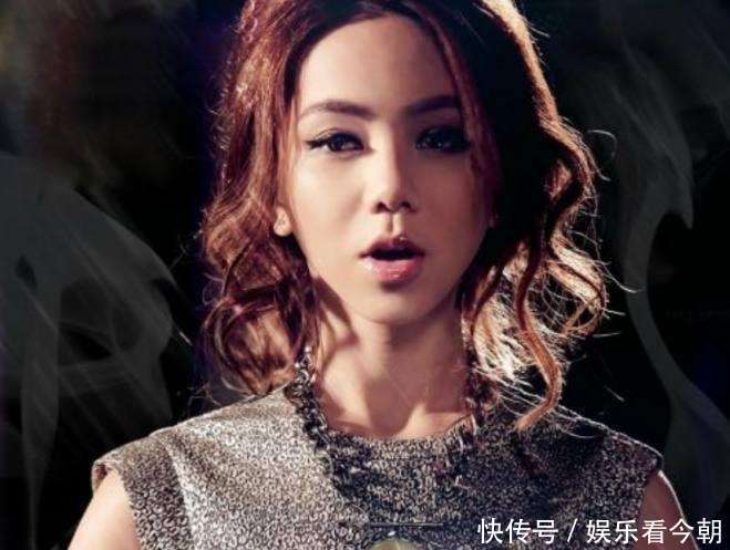 在没穿内裤之后, 邓紫棋又秀身材, 内衣裤外穿