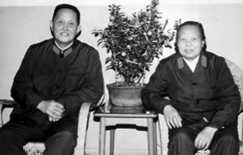 她14岁加入红军,丈夫是上将,儿子是少将,如今已经100岁