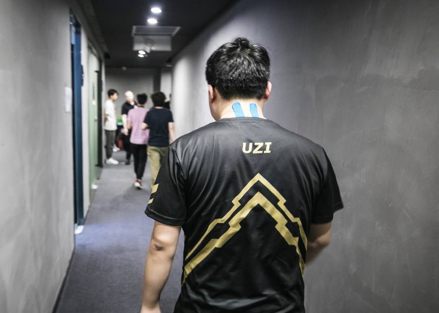 扎心了!夺冠后依旧有人在喷?Uzi在MSI之前直播