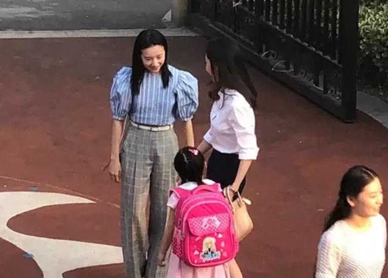 董洁幼儿园外接女儿被偶遇,暴瘦出镜打扮时尚