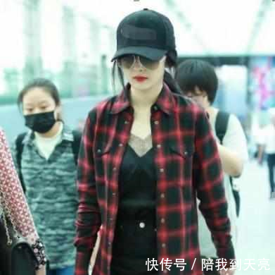 杨幂现身机场, 大胆穿起三角裤吸睛无数, 网友