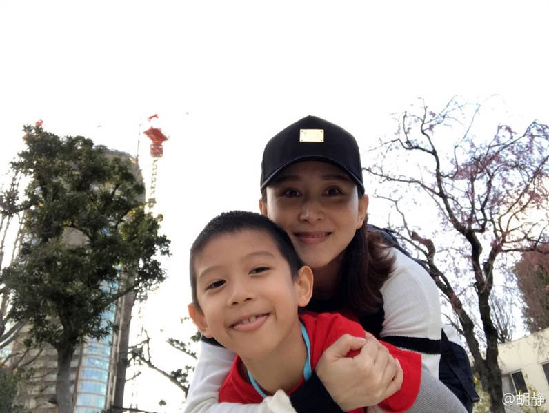 胡静儿子参加夏令营被晒黑 首次离家连哭6天 胡静儿子参加夏令营被晒黑 首次离家连哭6天