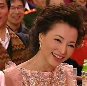 央视女主播董卿私下生活照，看完这6张照片与镜头前判若两人