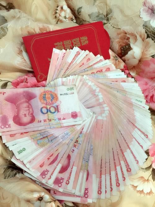 老板悄悄给新员工发大红包,新员工领完后,隔