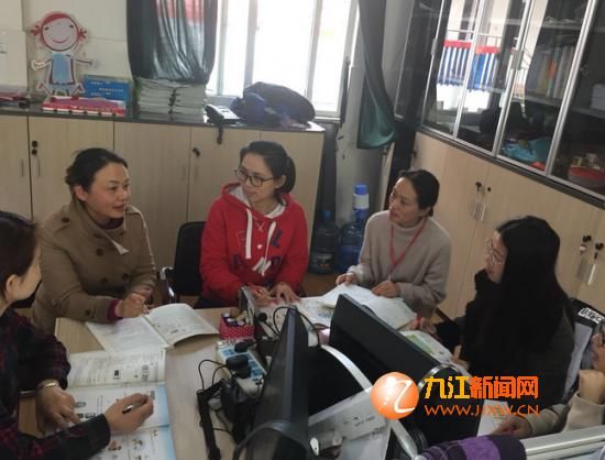 双峰小学夯实课堂教学常规系列工作撷英