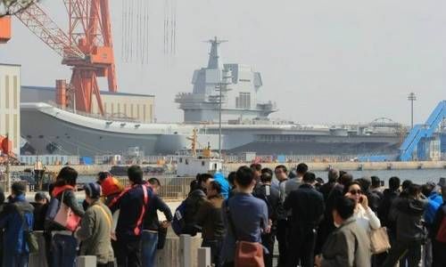 国产航母排水量接近7万吨 可搭载40多架歼-15