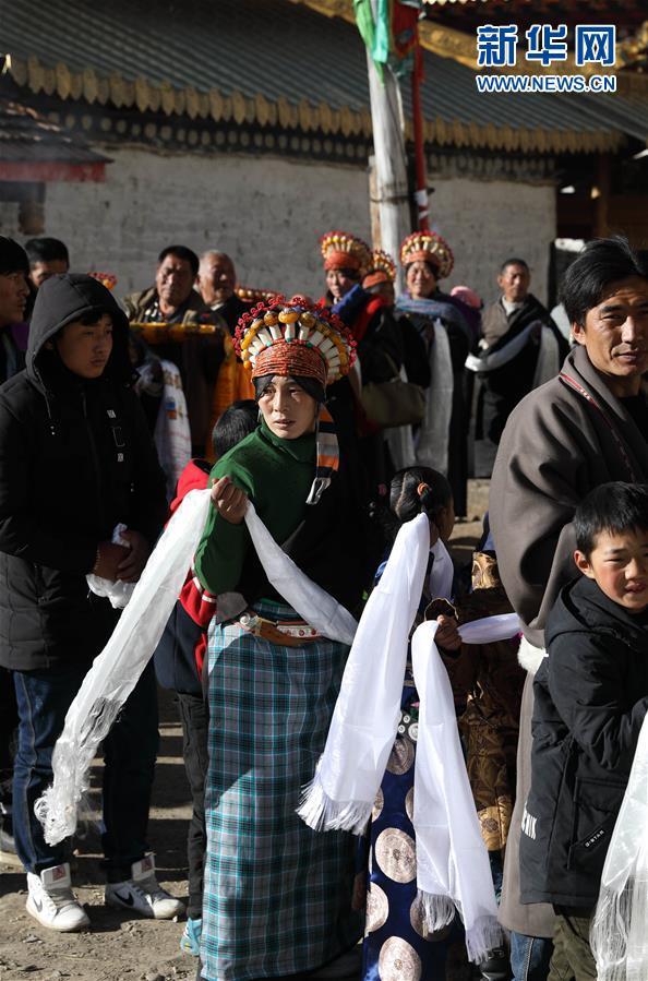 四川毛儿盖牧区妇女 将百年历史"戴"在头上