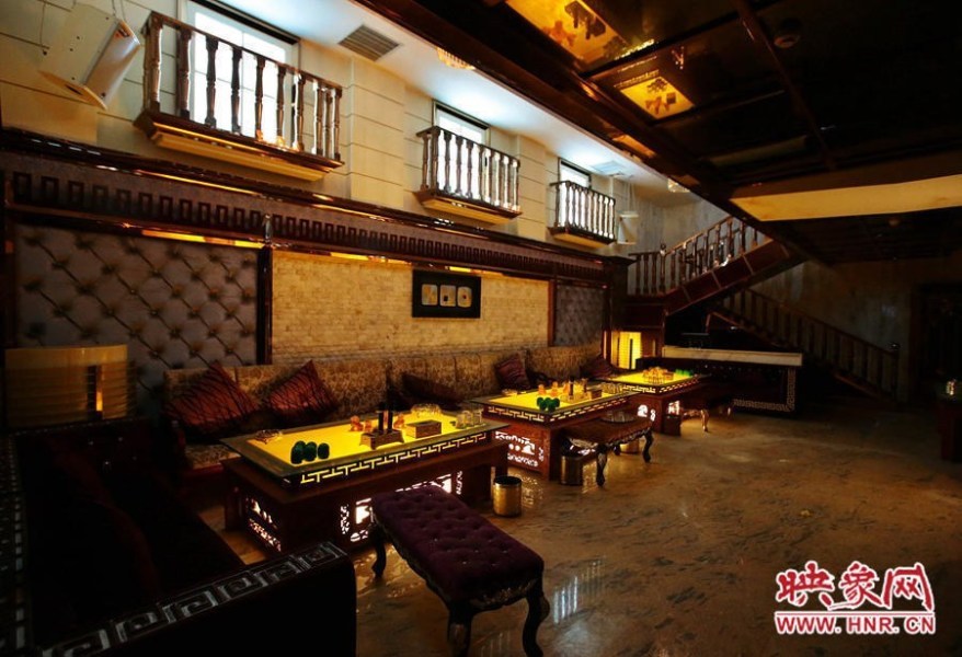 郑州“皇家一号”，曾是高端夜总会的代名词，因涉嫌色情违法行为，开业1年多，被河南警方“异地用警”查处。从2013年11月至今已尘封2年9个月。