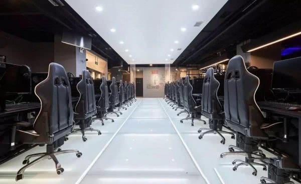 大司马网吧烟灰缸频频失窃,学生晒图嘲讽,小伙