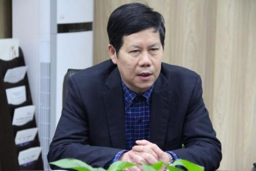 九江三中党委副书记,校长张成卓向考察团介绍我校智慧校园建设情况