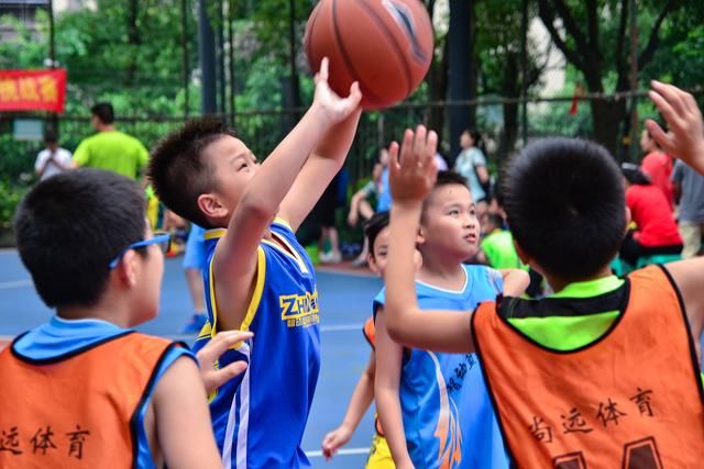 孩子学篮球原来这么多好处,家长还在等什么呢