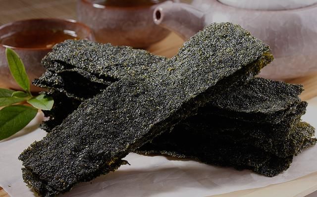 黑木耳柿饼 方药 黑木耳6 克,柿饼50 克,冰糖少许.