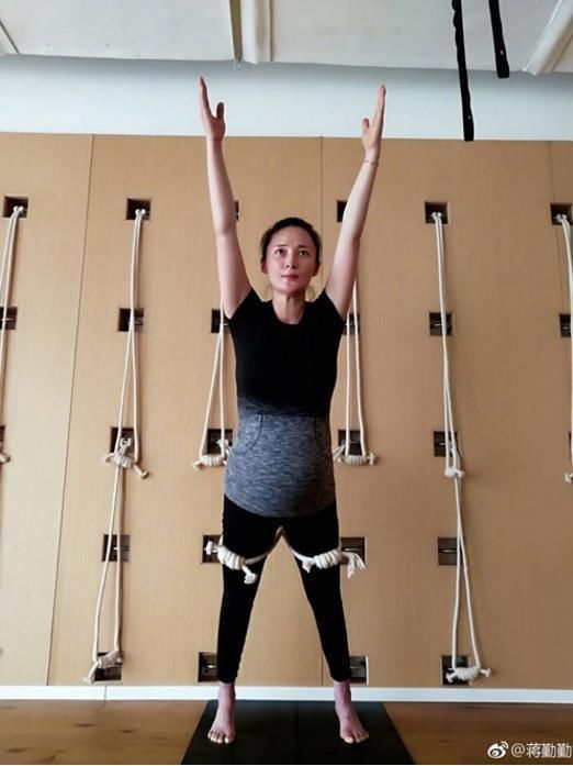 43岁的蒋勤勤怀孕7个月还在练瑜伽,这姿势简直