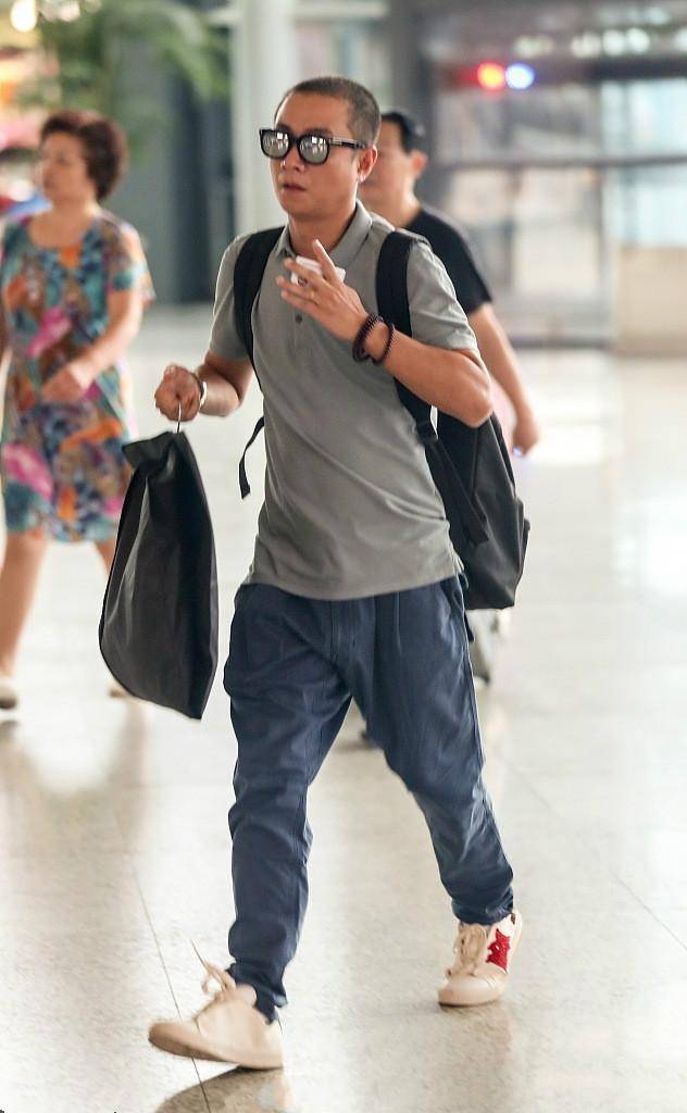 文章低调现身,小平头抢镜,不见马伊琍身影