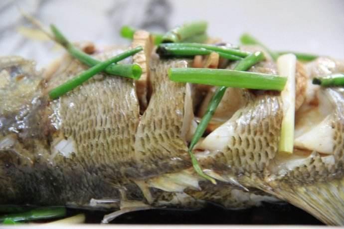 清蒸鲈鱼,入味是关键,鱼身划花刀除腥必不可少的步骤