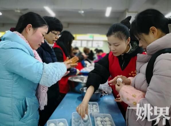 余姚志愿者除夕送汤圆 向坚守工作一线的劳动