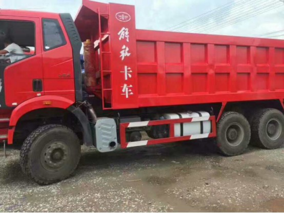 最新解放后八轮自卸车价格公告外观内饰图片