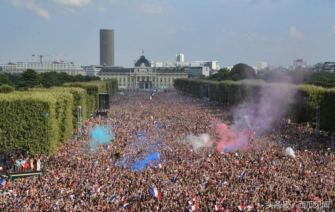 感受下浪漫的法国人民是怎样庆祝胜利的,疯狂