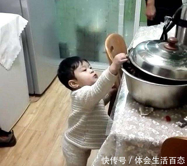 睡到半夜,床上宝宝不见了,爸妈焦急寻找到厨房