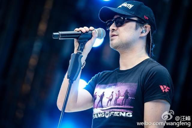汪峰为什么总是戴着一顶帽子?摘下帽子后令人