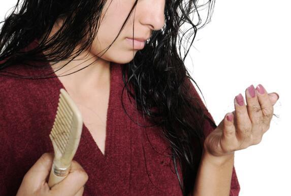 头上有这4个异常,多半是染上了过亿的头螨,掌