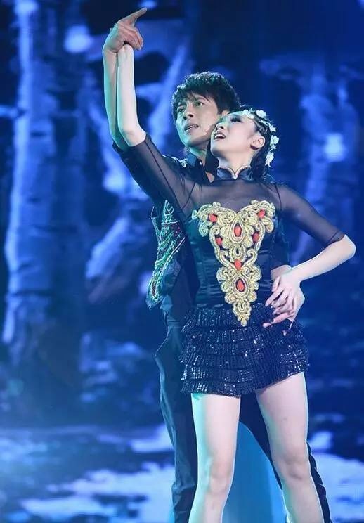 有着深厚舞蹈功底的刘芊含也参加东方卫视舞蹈竞技类节目《舞林大会》