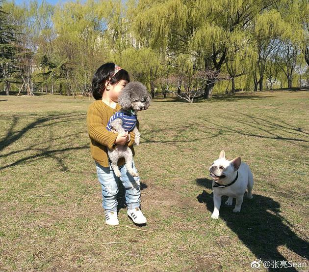 张亮晒女儿可爱近照 天天的妹妹简直萌翻了