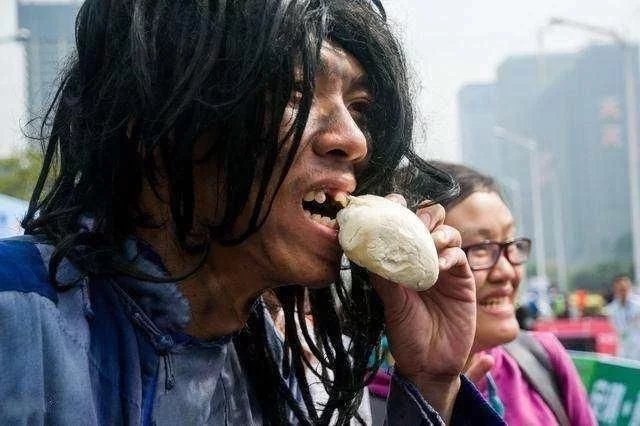 女孩拿馒头给乞丐吃,一给就是5年,等结婚时愣了