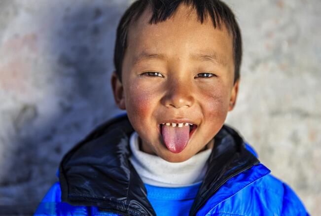 西藏旅游,藏族人民对你伸舌头是什么意思?知道