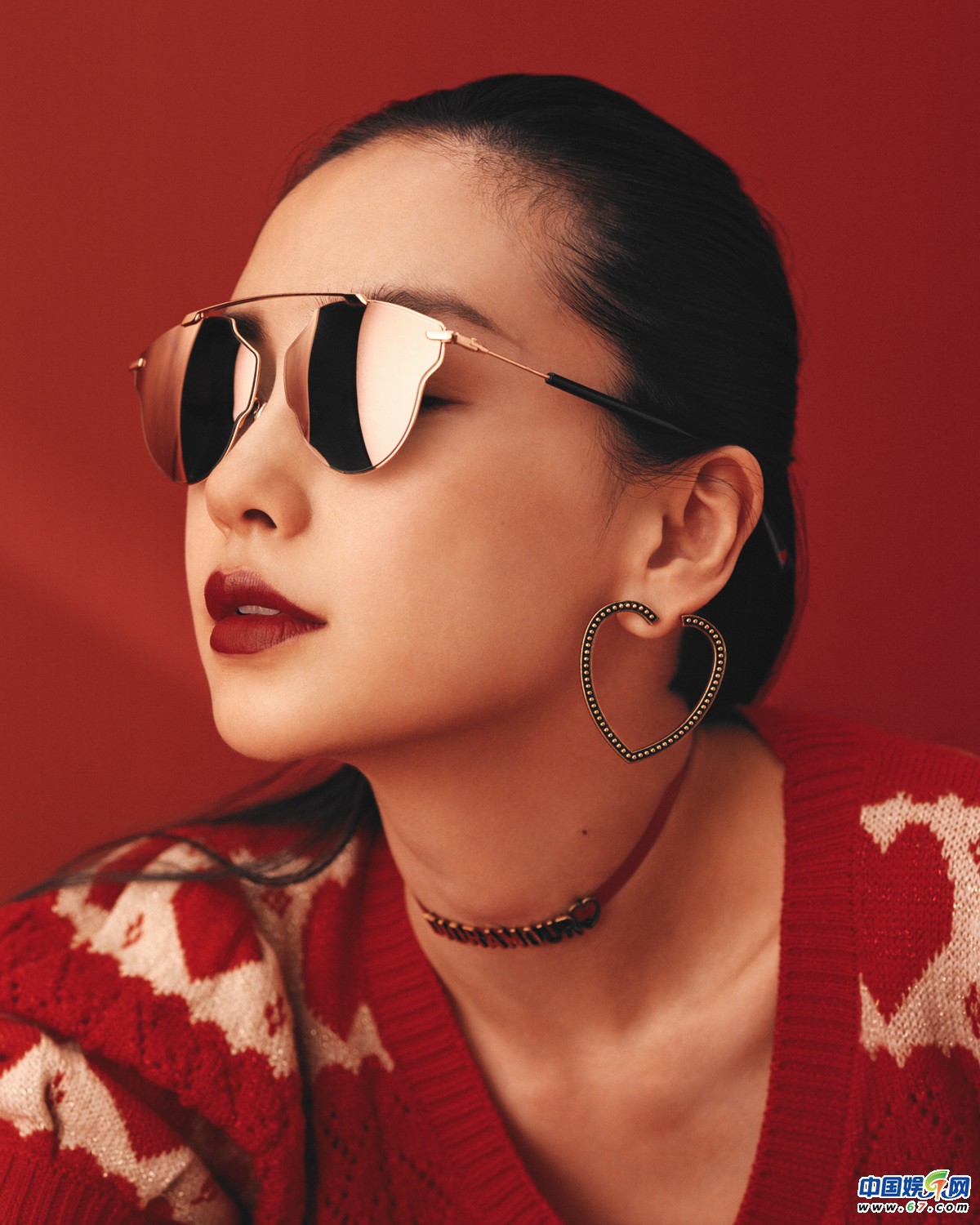 辣妈baby演绎七夕大片 性感复古红唇躺地凹造型