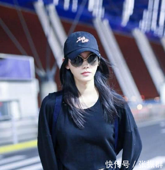 173关晓彤和178奚梦瑶同穿黑色健美裤,终于见