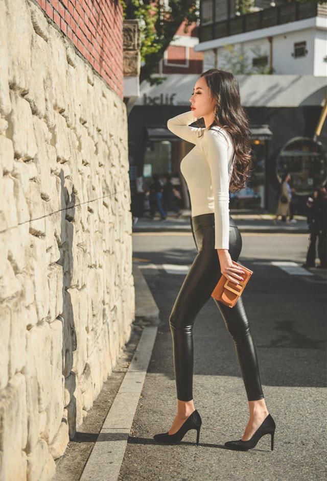 黑色紧身皮裤美女,身姿曼妙,气质出众!