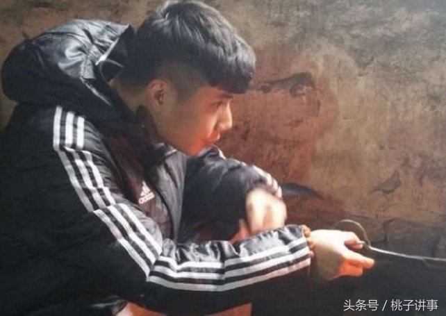 悍将蒿俊闵年薪超千万,过年却回农村老家烧火