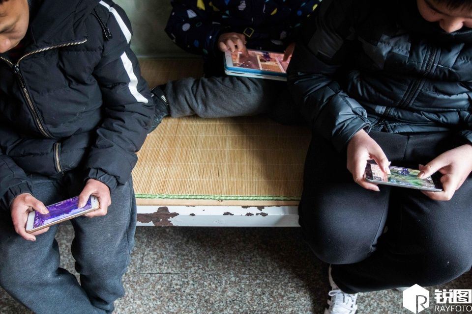 手机游戏陪孩子过春节和寒假:家长看了伤心,老