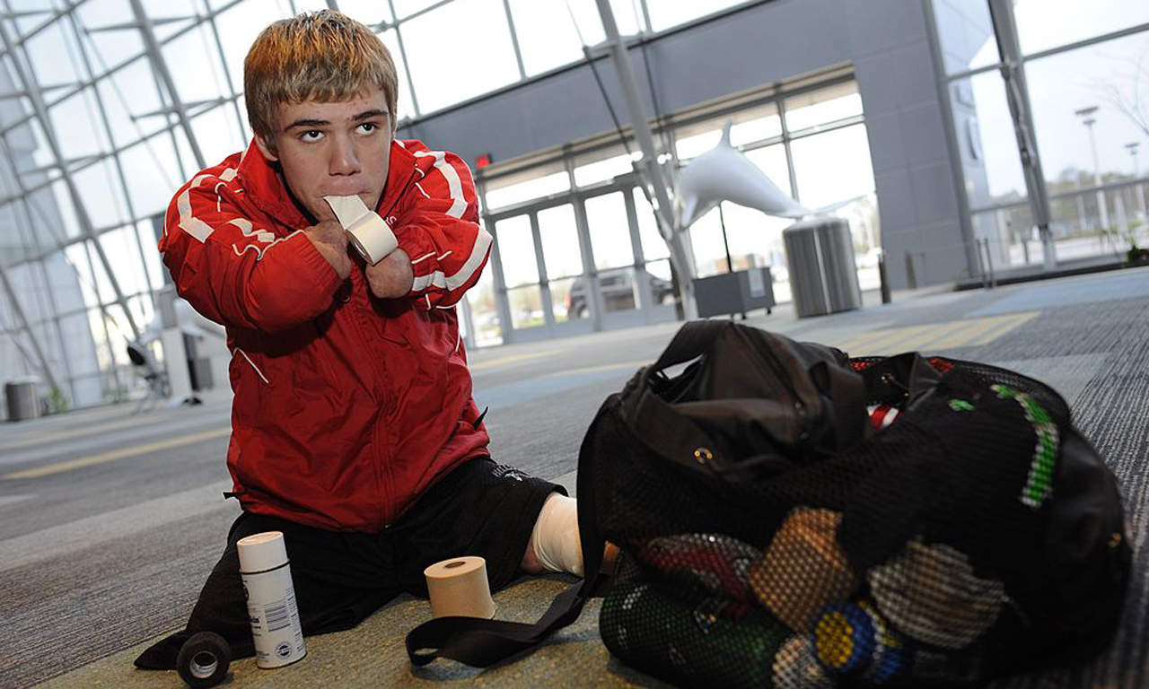 为了行动方便，医院帮他打造了电子手臂、和机械义肢，由于还在成长，每隔一段时间就必须换新。