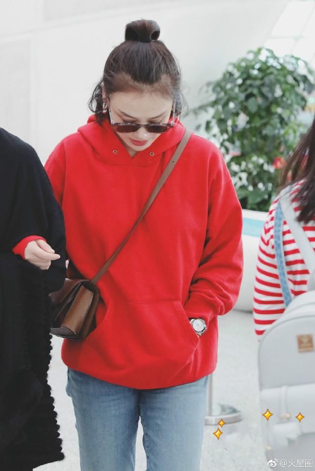 马思纯红色卫衣搭配牛仔裤现身机场皮肤白皙,