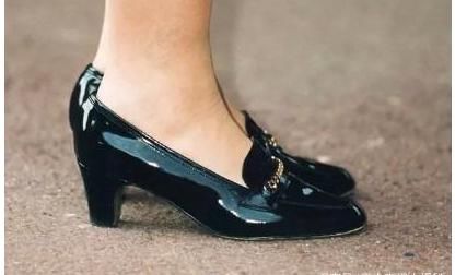 英国王室为何诚招35码无脚臭女士?英国女王穿