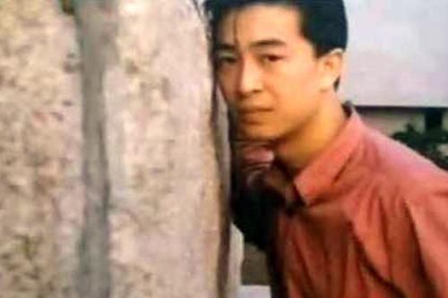 最火社会步张嘉译,年轻时颜值简直逆天,不输任