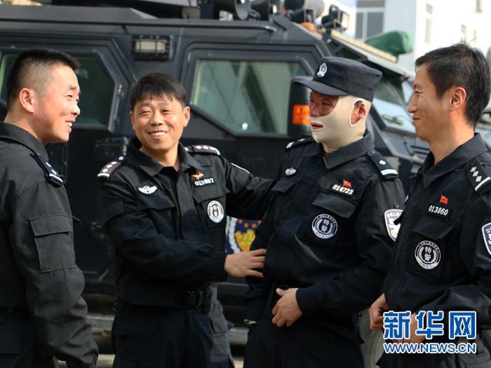蚌埠特警张劼:烈火真英雄 铁骨铸楷模 蚌埠特警张劼:烈火真英雄 铁骨铸楷模