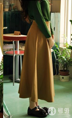 棕色裙子配什么颜色上衣,这四款上衣了解下 棕色裙子配什么颜色上衣,这四款上衣了解下