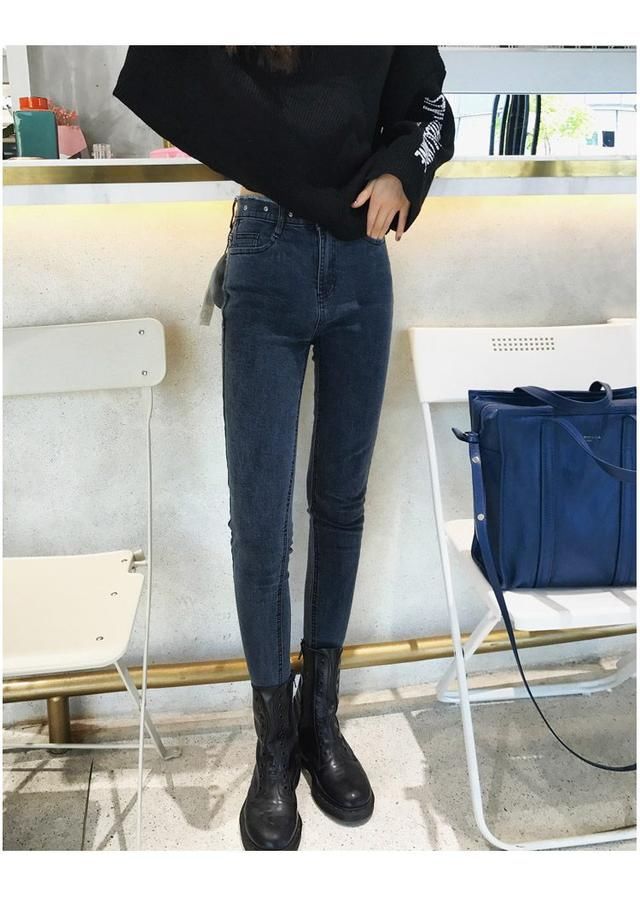 女生拥有好身材还不够,搭配紧身牛仔裤之后才