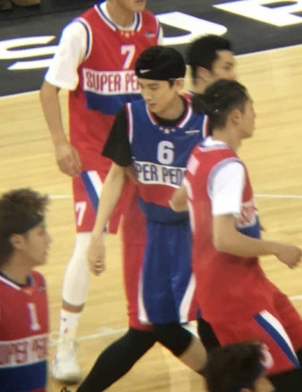 笑cry!白敬亭错位照片长发披肩 粉丝调侃白静