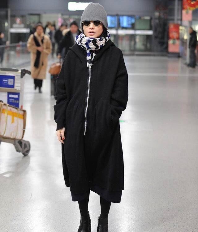 周迅穿阔腿裤搭这双厚底鞋太丑了,网友:这么穿