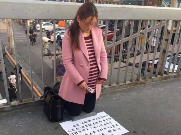 "孕妇"跪地乞讨 怀孕一年又一年令附近的人十分无语!