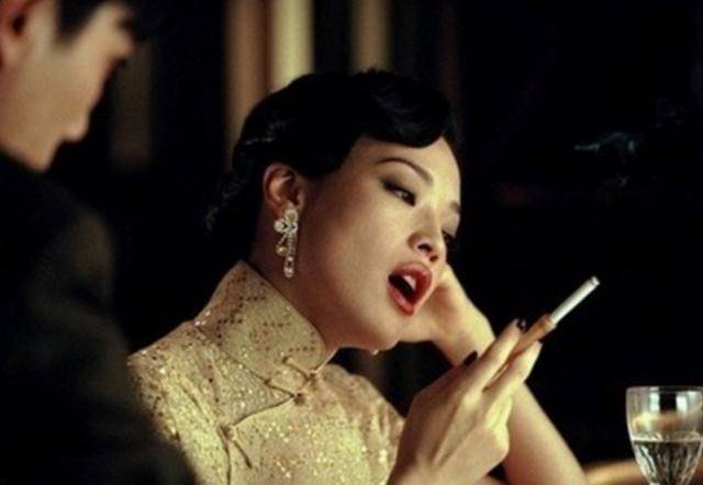 娱乐圈烟瘾最大的10大女明星,嗜烟如命,其中两位打死你也想不到