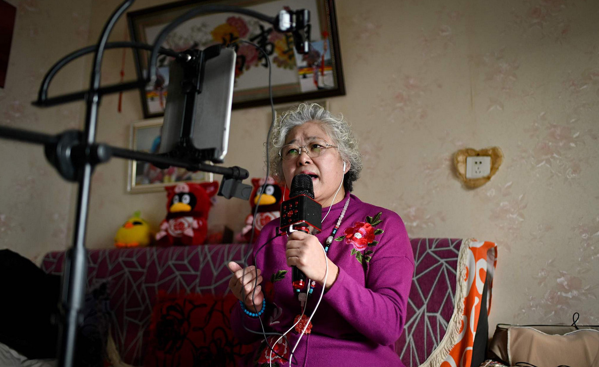 62岁退休大妈玩直播 想在社交平台做"网红"