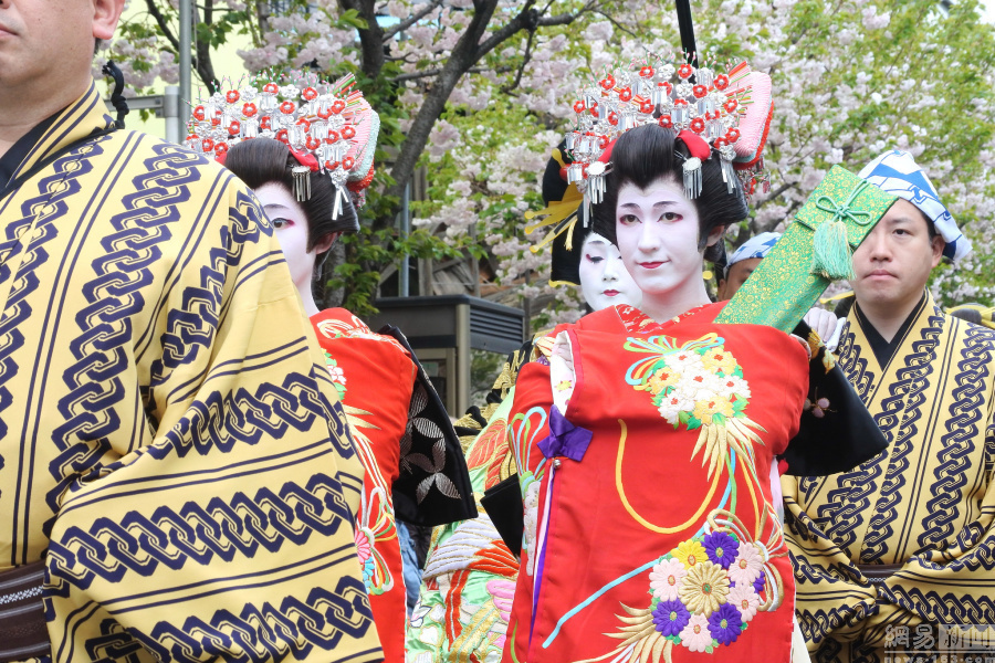 东京再现吉原艺妓头牌街上行游众人围观