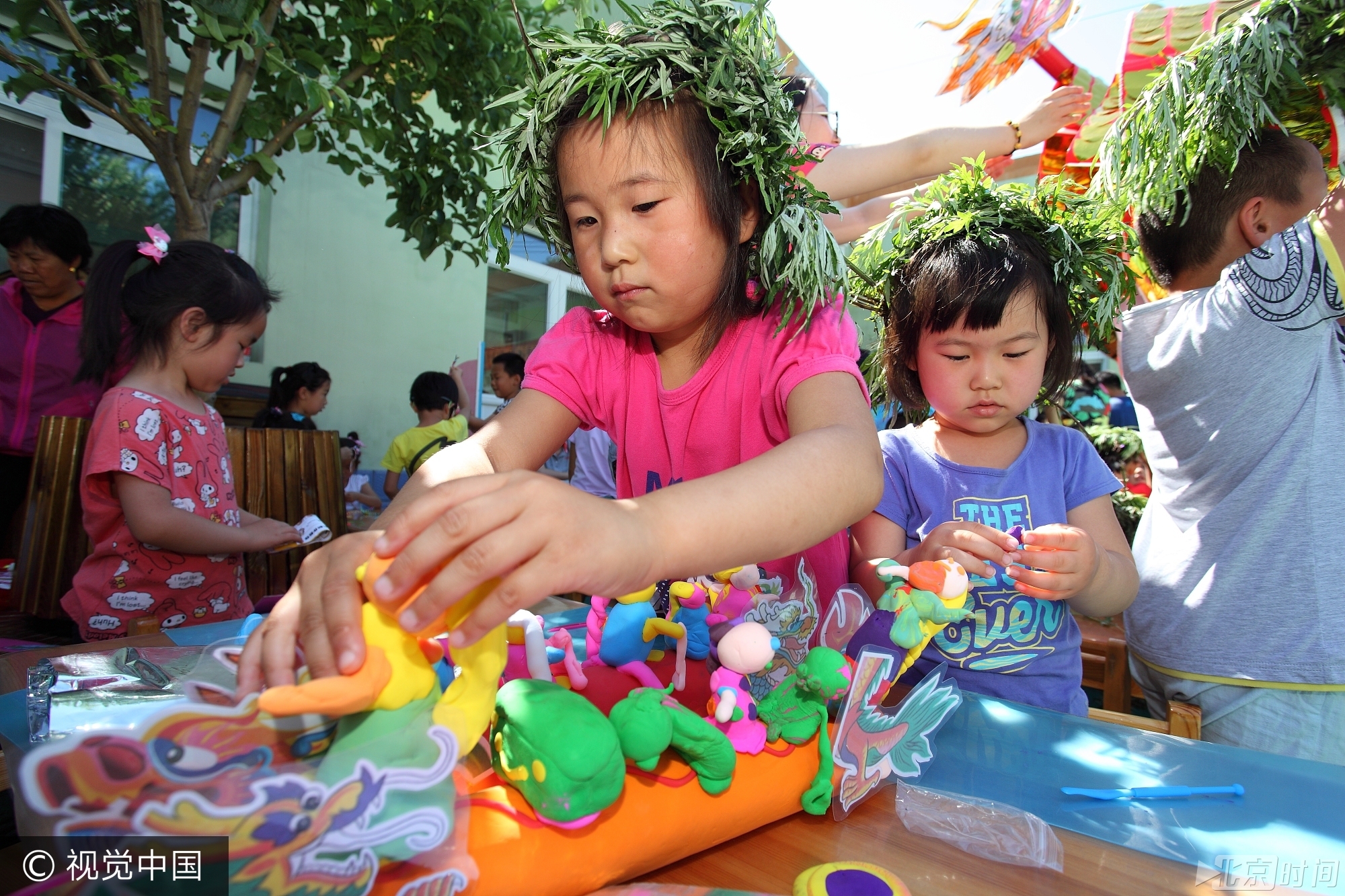 活动现场内容丰富，小孩子们都玩疯了， 孩子们用雄黄酒在小孩脑门上画王字、用艾草编花环、包粽子、制作香囊、画钟馗、赛龙舟等精彩不断， 孩子们的笑声充满着整个校园。