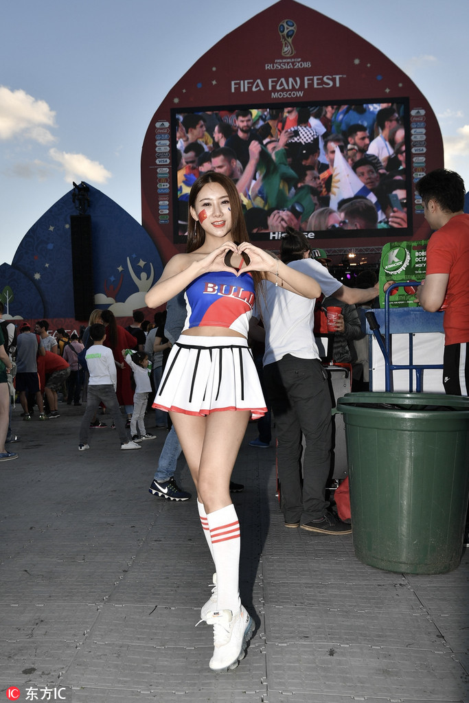 中国女球迷短裙吸睛